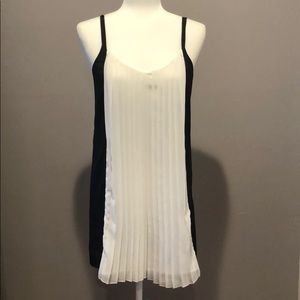 **NWT**Black and White Hi Low Pleated Dress